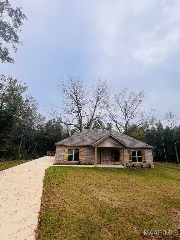 single story home featuring a front yard