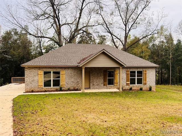 view of front of property featuring a front lawn