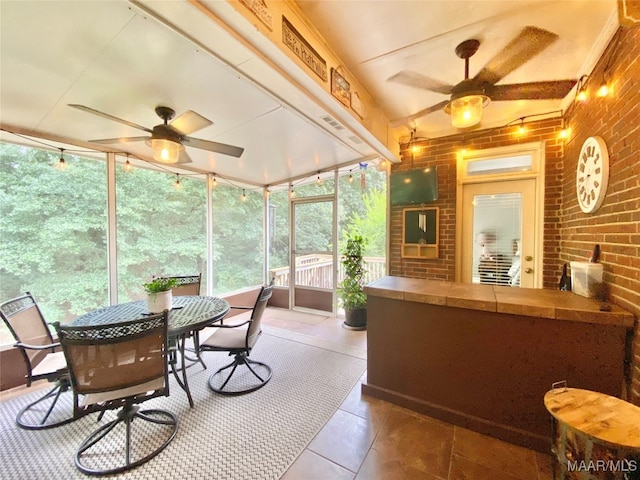 sunroom / solarium featuring a wall mounted air conditioner and ceiling fan