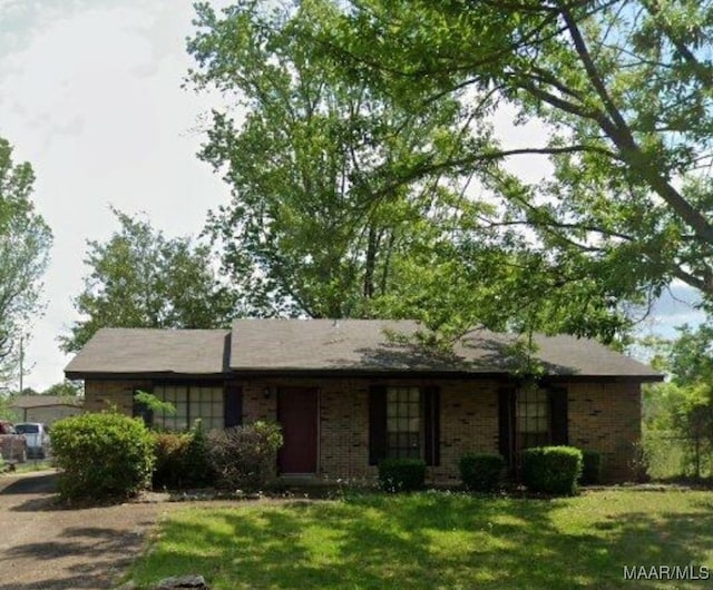 ranch-style house featuring a front yard