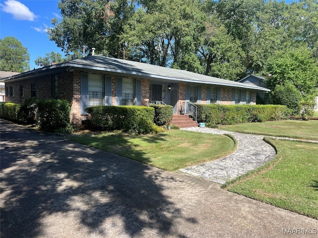 ranch-style house featuring a front lawn