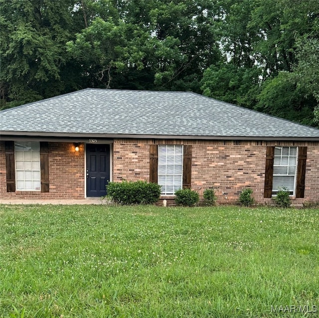 single story home with a front lawn