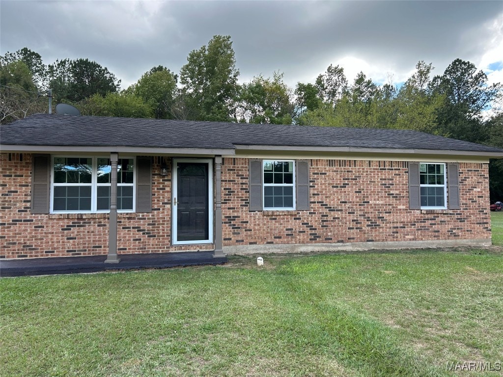 single story home with a front yard