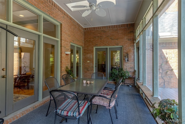 sunroom with ceiling fan