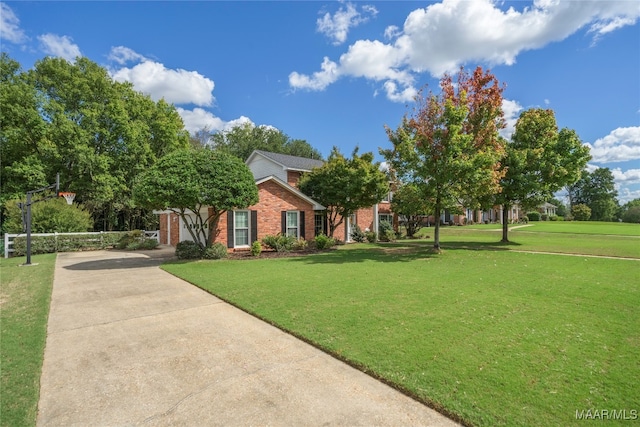 view of front of house featuring a front lawn