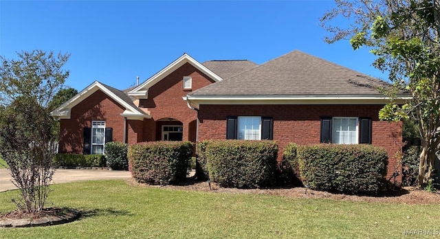 front of property with a front lawn