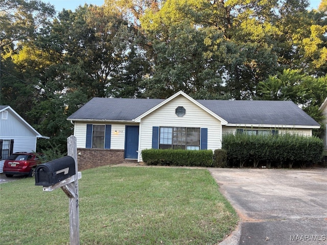 view of front facade with a front lawn