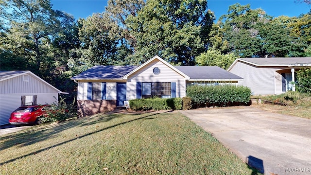 view of front facade featuring a front yard