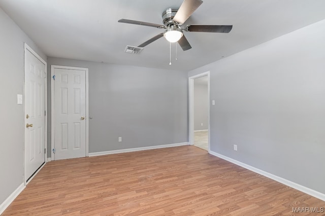 empty room featuring light wood-type flooring and ceiling fan