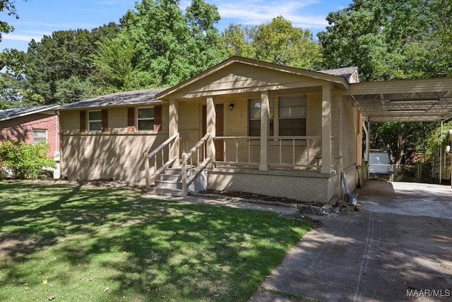 view of front of property featuring a porch, a carport, and a front lawn