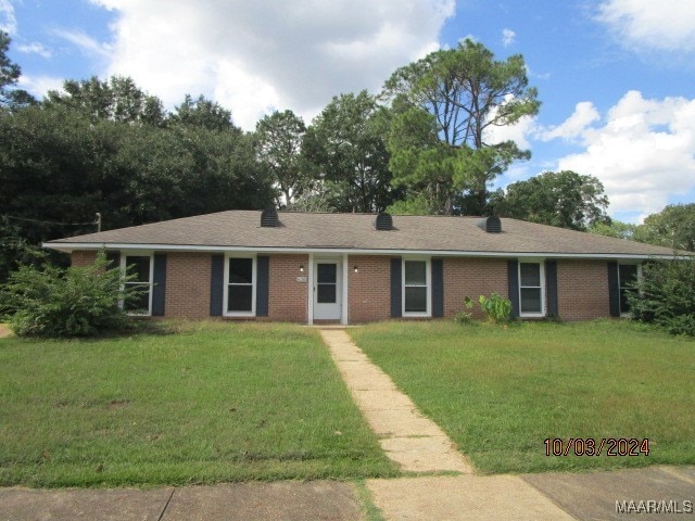 ranch-style house featuring a front lawn