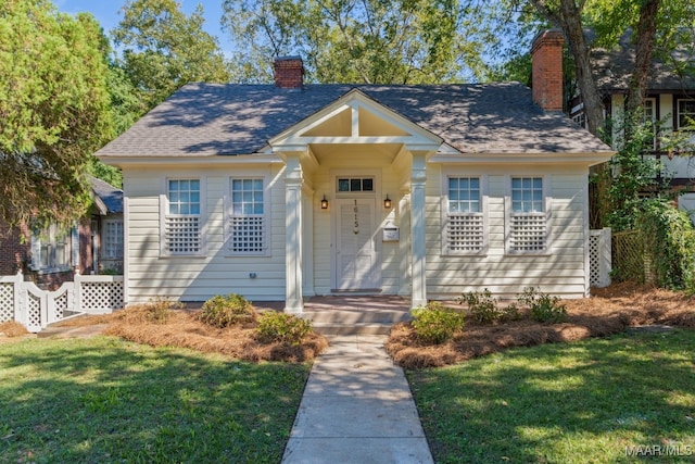 view of front facade with a front yard