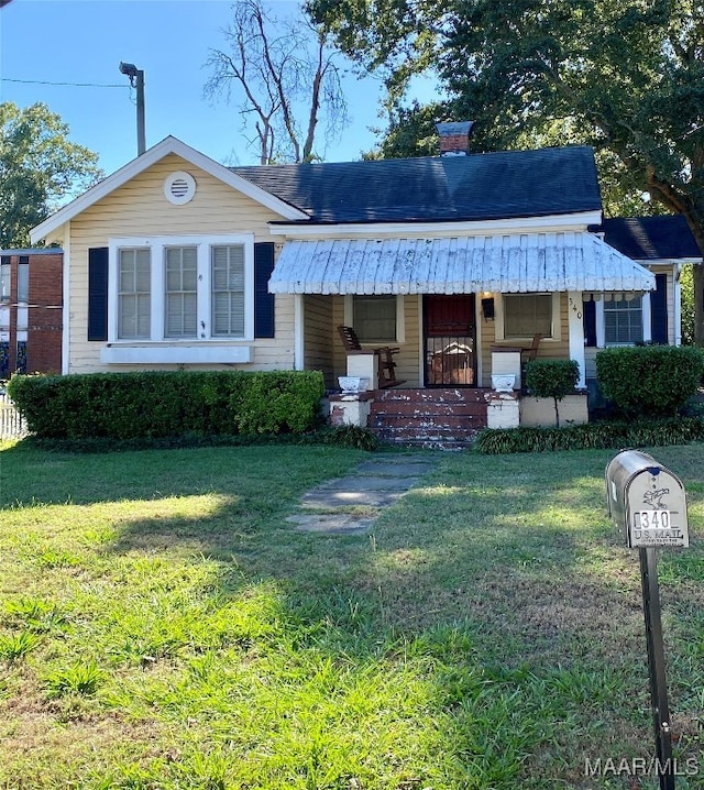 single story home with a front lawn