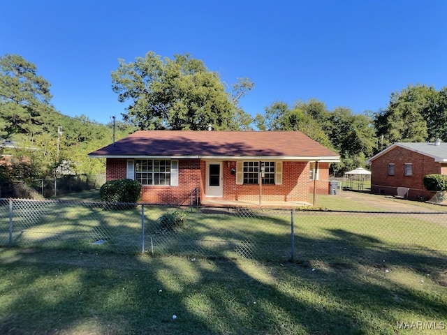 single story home featuring a front lawn