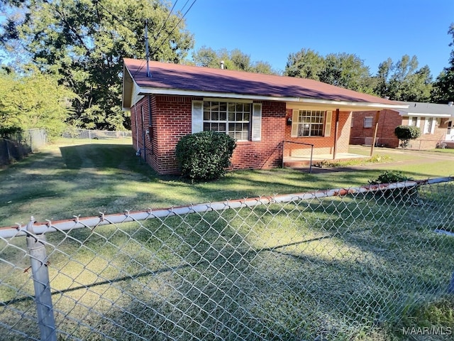 single story home featuring a front yard