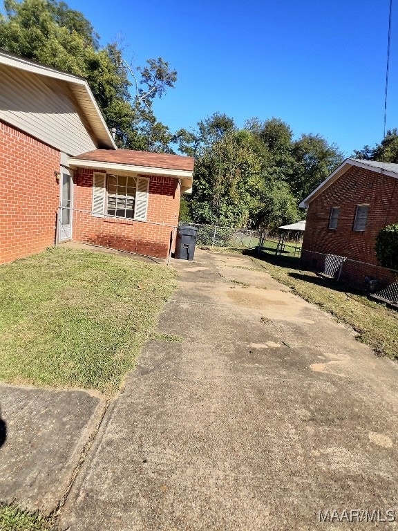 view of side of property featuring a lawn