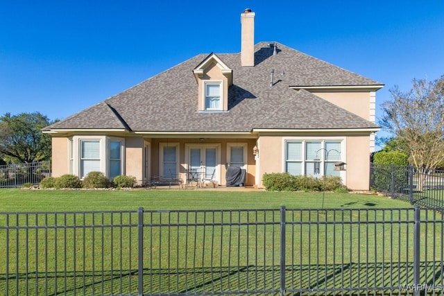 view of front of property featuring a front lawn