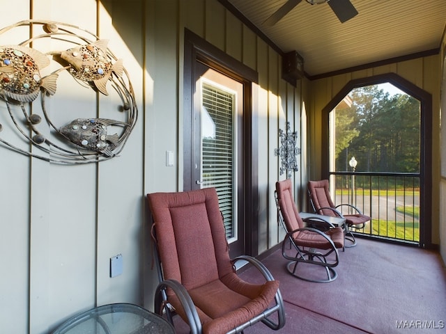 sunroom with ceiling fan