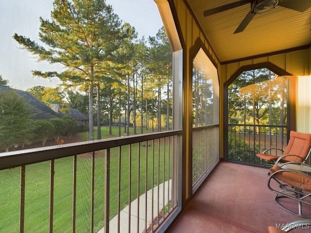 sunroom with vaulted ceiling and ceiling fan