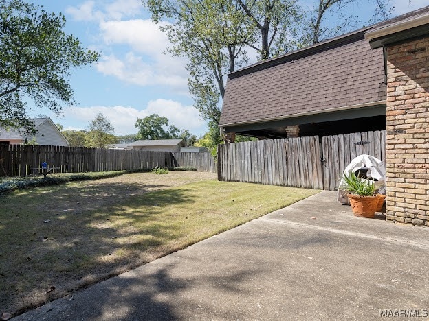 view of yard featuring a patio area