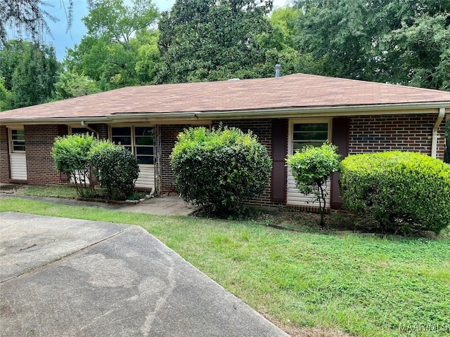 ranch-style house with a front yard