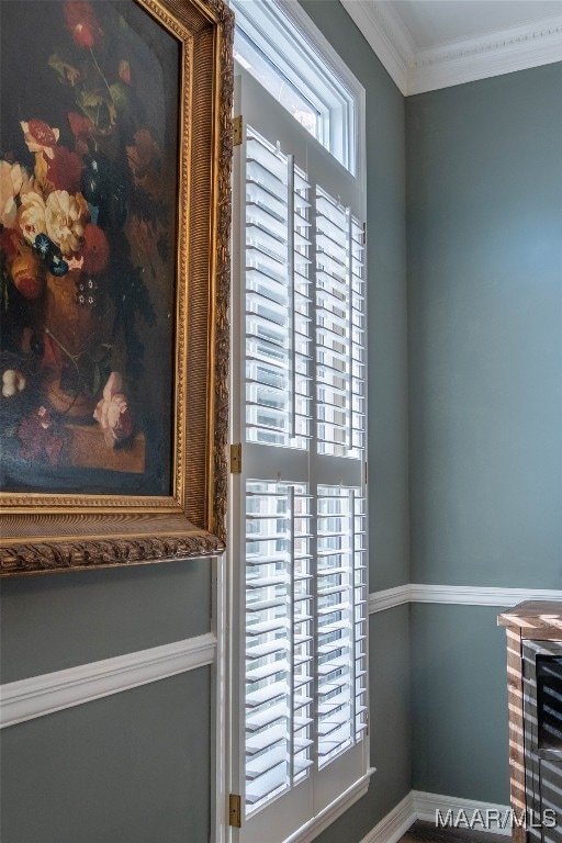 details with crown molding and baseboards