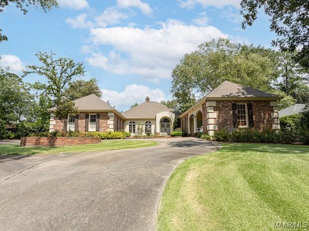 view of front facade featuring a front lawn and driveway