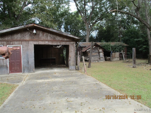 exterior space featuring a lawn