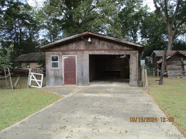 garage featuring a lawn