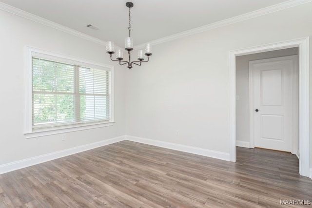 unfurnished room featuring ornamental molding, dark wood-type flooring, and a chandelier