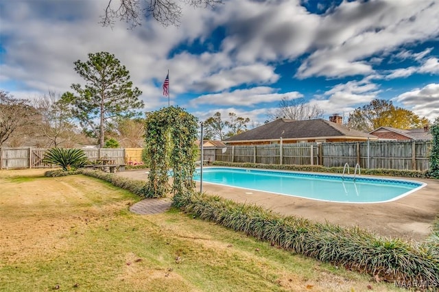 view of swimming pool featuring a lawn