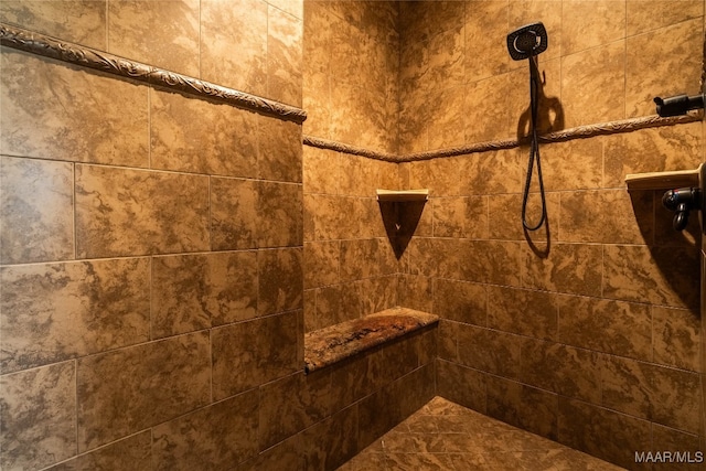 room details featuring tiled shower