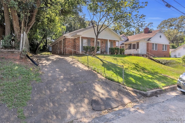 view of front of house featuring a front lawn