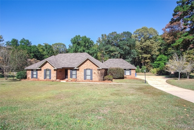 ranch-style house featuring a front lawn