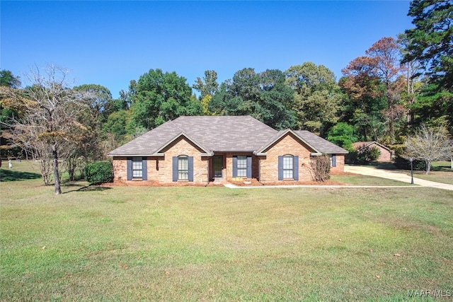 single story home with a front lawn