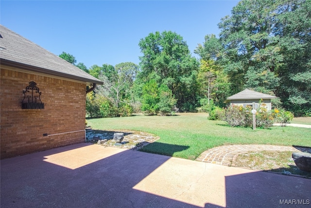 view of yard featuring a patio