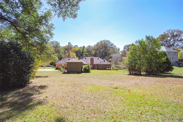 view of yard featuring a storage shed