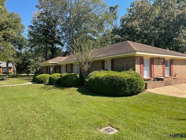 view of front of home featuring a front lawn