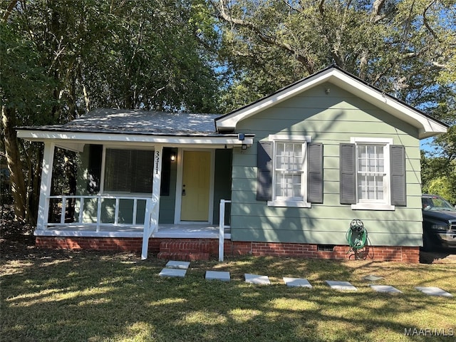 view of front facade with a porch and a front lawn