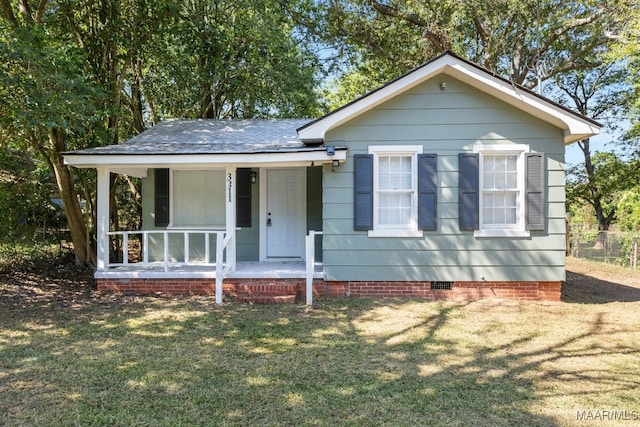 view of front facade with a front lawn