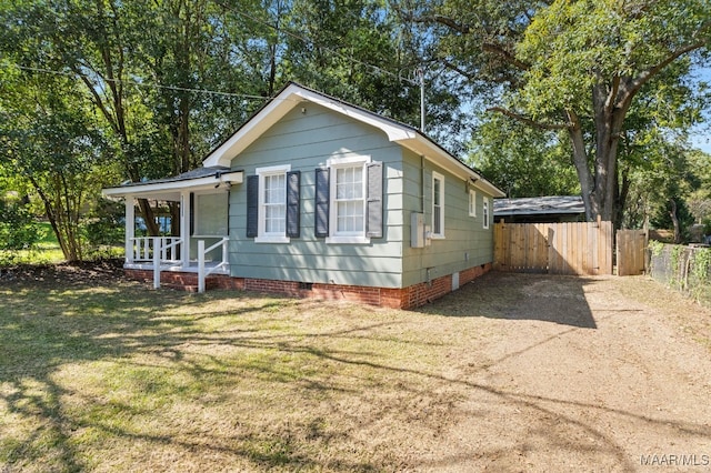 view of front of home featuring a front lawn