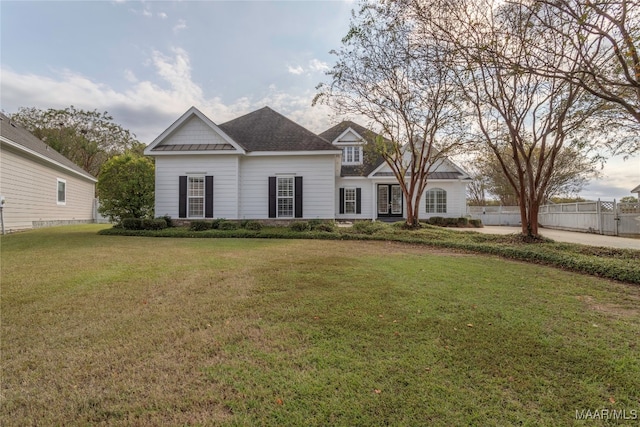 view of front of property featuring a front lawn