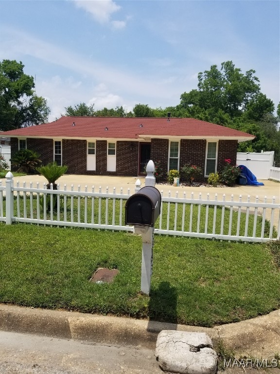 view of front of house featuring a front lawn