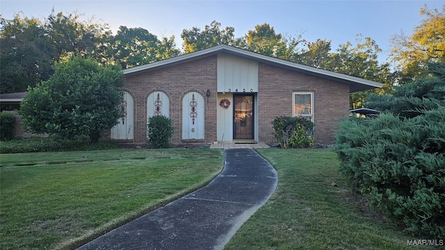 view of front of home featuring a front yard