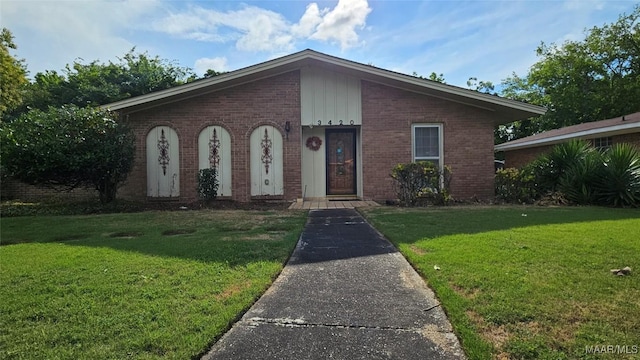 view of front of home featuring a front yard