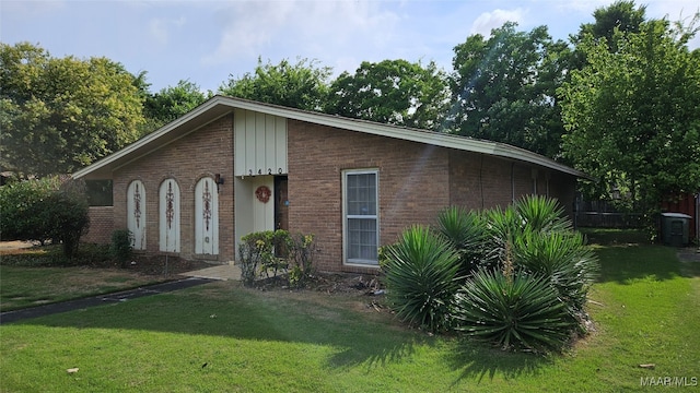 view of front of house with a front yard