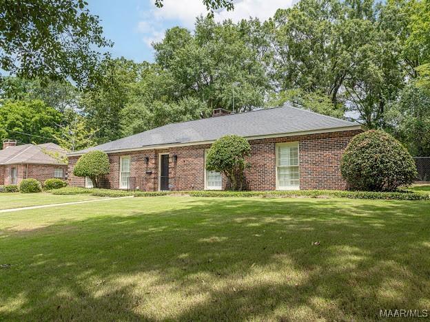 single story home featuring brick siding and a front yard