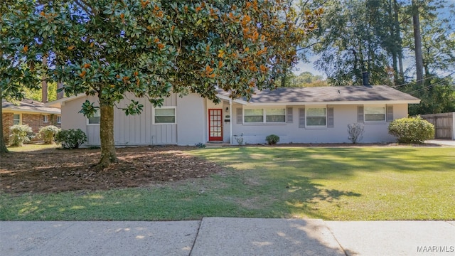 view of front of property featuring a front lawn