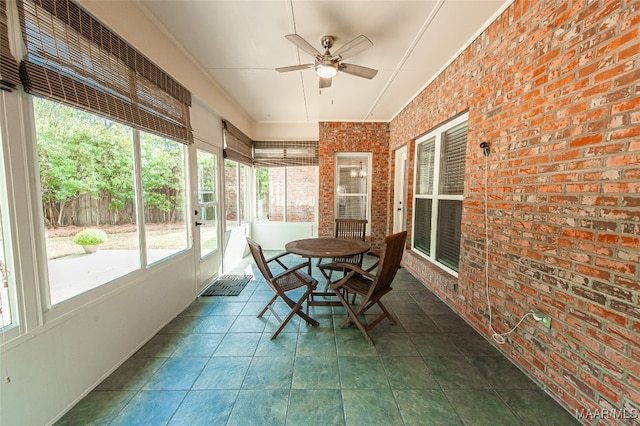 sunroom with ceiling fan