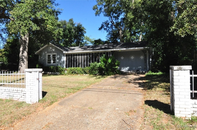 single story home featuring a front yard